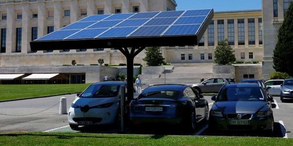 charge electric car with solar panels 